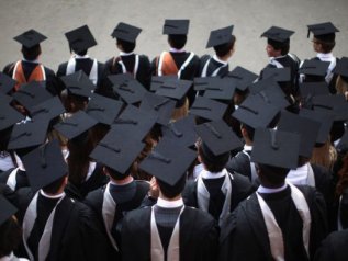 Paradossi italiani: pochi laureati e poco pagati