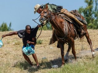 Usa, migliaia di haitiani al confine. La polizia a cavallo li frusta