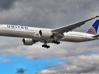 United Airlines licenzia 593 dipendenti ‘no vax’