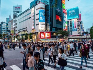 1 mln di yen per ogni figlio alle famiglie che lasciano Tokyo
