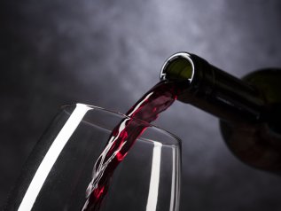 “Il vino fa male: chi beve ha il cervello più piccolo”