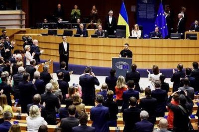 Zelensky, chiedendo i caccia, sta spingendo la Nato verso l’intervento dire