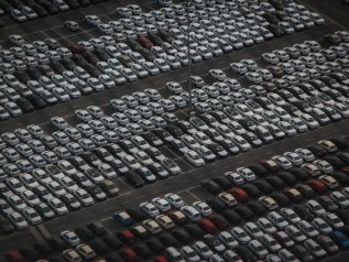 Auto inquinanti, stop alla vendita dal 2035