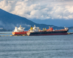 Una flotta ombra di petroliere per aiutare Mosca ad aggirare le sanzioni