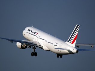 In rosso e senza guida, Air France per guarire deve rimettersi in pista