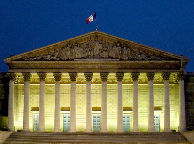 Parigi aumenta la spesa militare