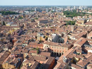 Bologna va a 30 km/h. Rallentare le auto per dare più spazio alle persone