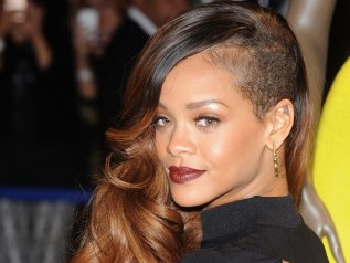 Rihanna è una macchina da soldi. Guadagna e fa guagagnare