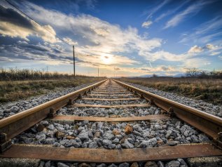 Viaggiare in treno è molto più costoso che in aereo. Perché?