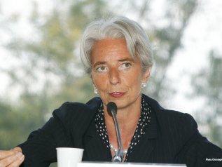 Lagarde tende la mano a Draghi: l’intervento della Bce serve ancora