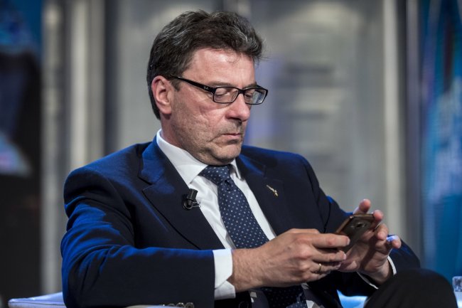 “Anche io da ministro mi alzo con un grande debito sulle spalle: 2.859 mld”