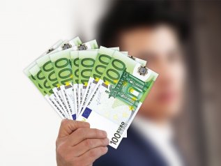 Cambia la tassa sugli extraprofitti. Ora offre una via di fuga alle banche