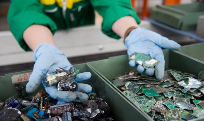 Estrarre l’oro dai rifiuti elettronici per coniare nuova moneta