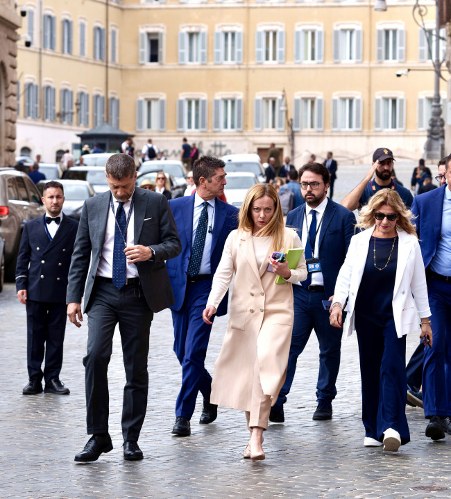 Approvata la manovra da 24 miliardi. Ma 16 sono in deficit