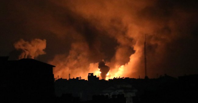I tank israeliani entrano a Gaza. Inferno di bombe. La striscia isolata