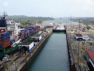 Attraverso il Canale passa il 6 cento del commercio globale, ora a rischio