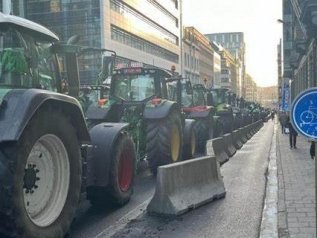 1.300 trattori assediano le istituzioni europee a Bruxelles