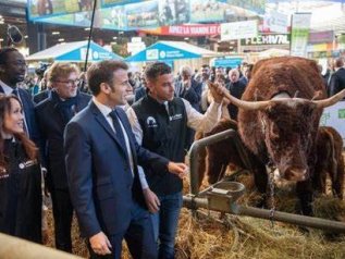 A Parigi i trattori “bloccano” Macron che diserta il G7 a Kiev (e invita i