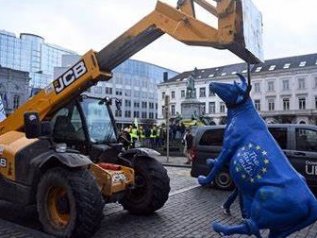 Agricoltori, idranti e roghi a Bruxelles