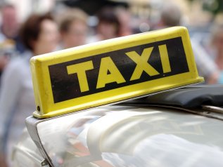Taxi, come funzionano le licenze? Solo in Spagna vendute come in Italia