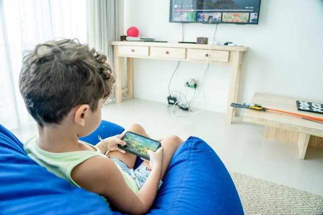La “technoference” può far perdere ai bambini anche mille parole al giorno