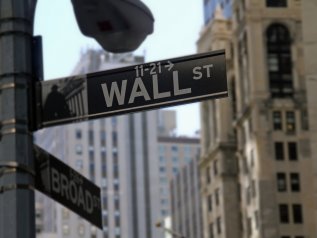 Wall Street vale 120 volte Piazza Affari