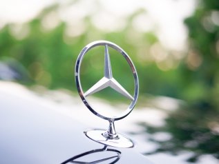 Mercedes-Benz, le vendite scendono. Ma il ceo è il più pagato del Dax