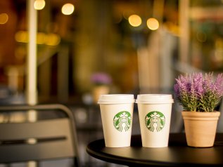 Starbucks chiude contro il razzismo