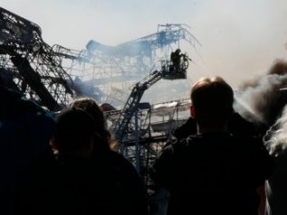 In fiamme la storica Borsa di Copenaghen