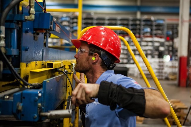 La produzione industriale scende a marzo per il 14° mese consecutivo