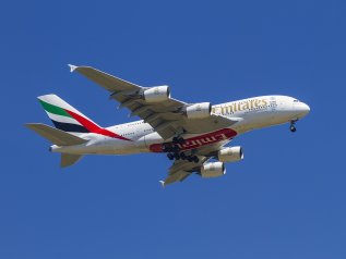 Emirates regala 5 mesi di stipendio a oltre 110 mila dipendenti