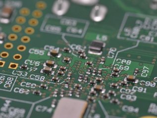 I macchinari usati per la produzione di chip sono controllati da remoto?