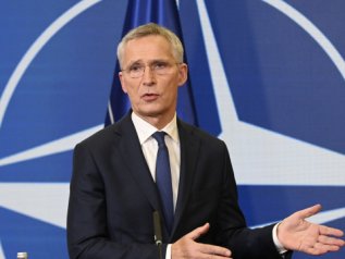 Stoltenberg: “Kiev sia libera di usare le armi degli alleati”