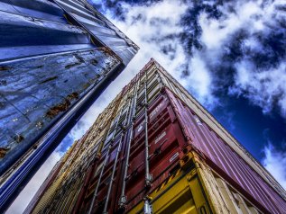 Spedire un container da Shanghai a Genova costa più di 7mila dollari