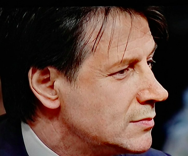Conte ottiene la fiducia al Senato. Oggi si vota alla Camera