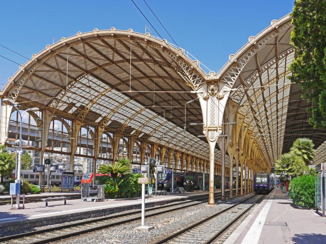Treni, Senato approva la riforma della Sncf ma i sindacati rilanciano