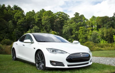 Tesla, bella e dannata, licenzia per rilanciarsi