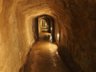 Il governo ai cittadini: “Costruite bunker anti-aerei”