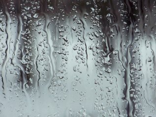 Doppia doccia scozzese per il Pil
