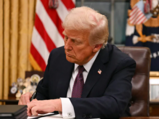 Trump ha già firmato un centinaio di ordini esecutivi