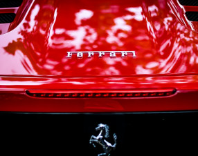 Ferrari batte le previsioni. Ai dipendenti maxi premio da 14.400 euro