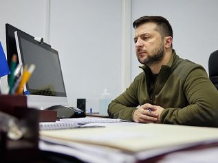 Zelensky cede: “Pronto alla pace con la guida di Trump”