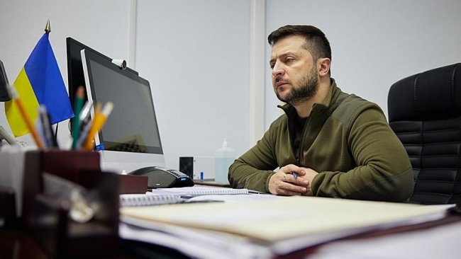Zelensky cede: “Pronto alla pace con la guida di Trump”