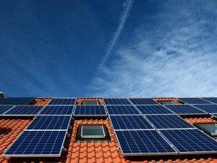 L’energia solare a basso costo sta spingendo le reti elettriche in una spir