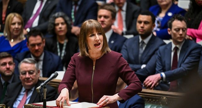 Londra dimezza le stime sul Pil ma aumenta le spese per la difesa al 2,5%