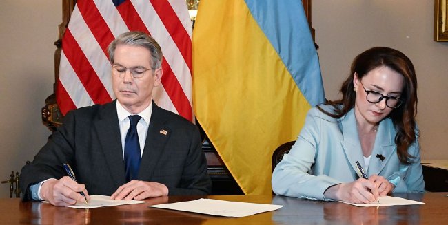 Usa-Ucraina, firmato l’accordo su terre rare e minerali critici
