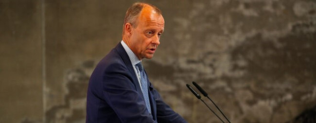 Merz ottiene la fiducia al Bundestag dopo aver sfiorato la debacle
