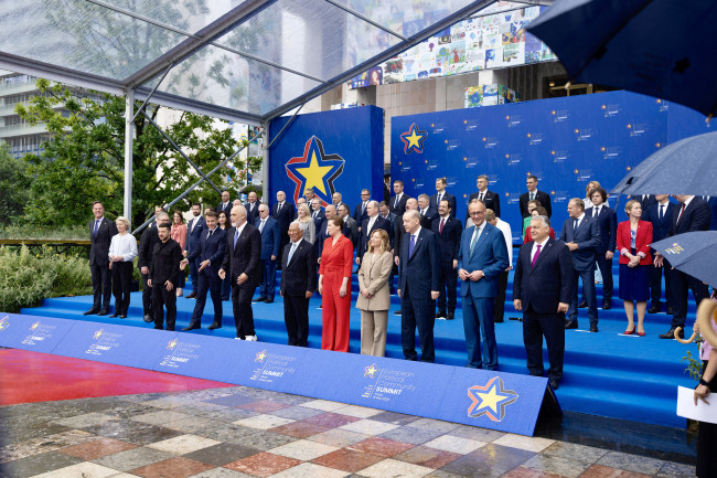 Meloni tra Tirana e Bruxelles: tensioni con Macron e il dilemma ucraino