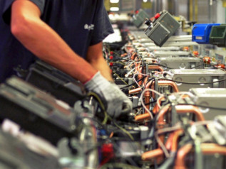 La produzione industriale torna a salire dopo 26 mesi di calo
