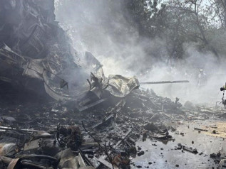 Precipitato un aereo con 242 persone a bordo